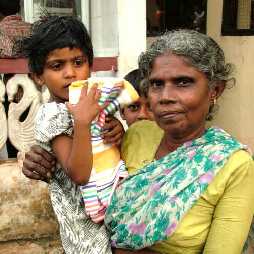 Mother and child from Sri Lanka living in poverty